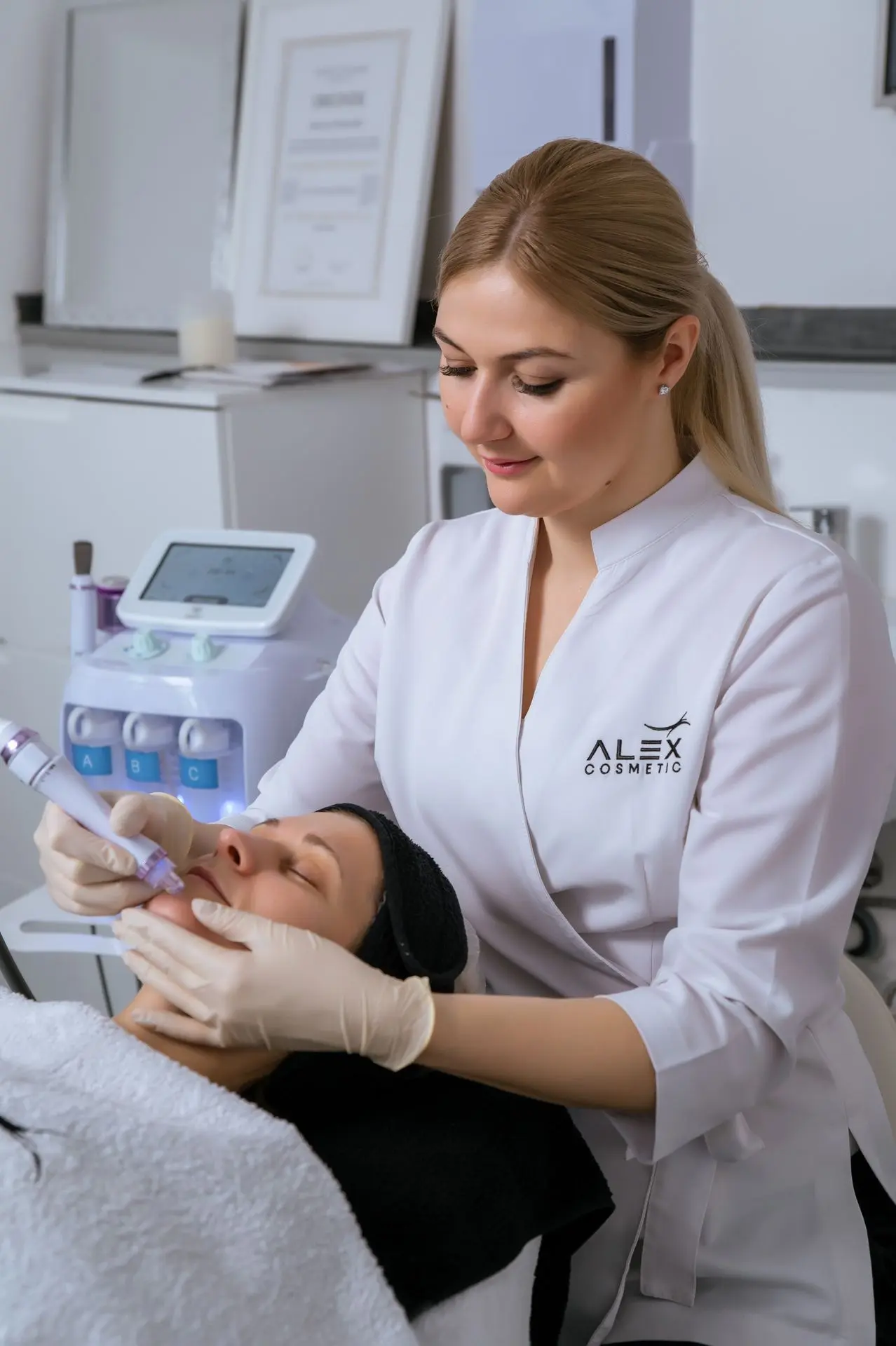 Tiefenreinigung mit Aquafacial – Kosmetikstudio in Fellbach Aquafacial Behandlung in Fellbach bei Stuttgart – Kosmetikerin mit moderner Vakuumtechnologie