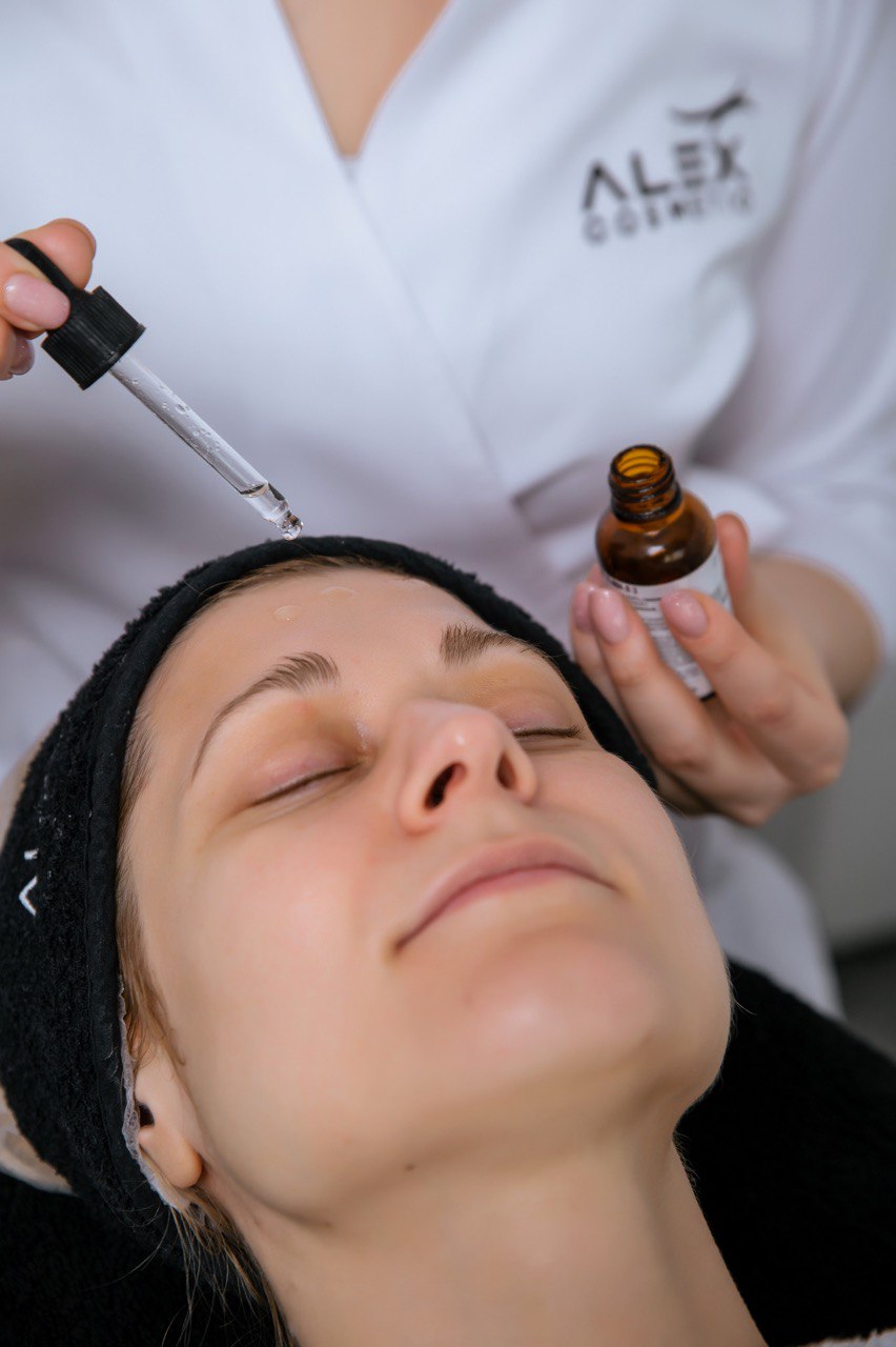 Säurebehandlung - Fruchtsäurepeeling für glatte und ebenmäßige Haut Säurebehandlung - Fruchtsäurepeeling für glatte und ebenmäßige Haut